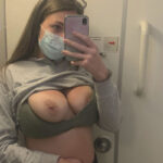 La tetona que muestra sus tetas hasta en el avión