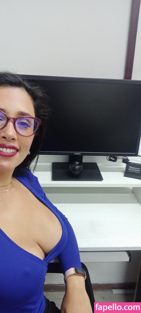 La Youtuber Vivi Becerra de Officefacil se desnuda